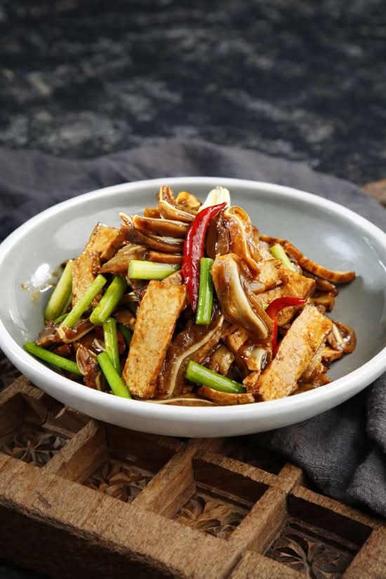 Stir Fried Dry  Tofu and Pork Ear香干爆猪耳儿